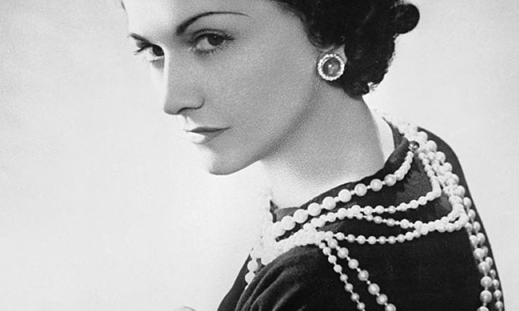 Coco Chanel e com colar de pérolas