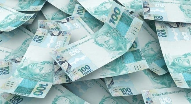 Notas de cem reais misturadas. Imagem de notas de cem reais