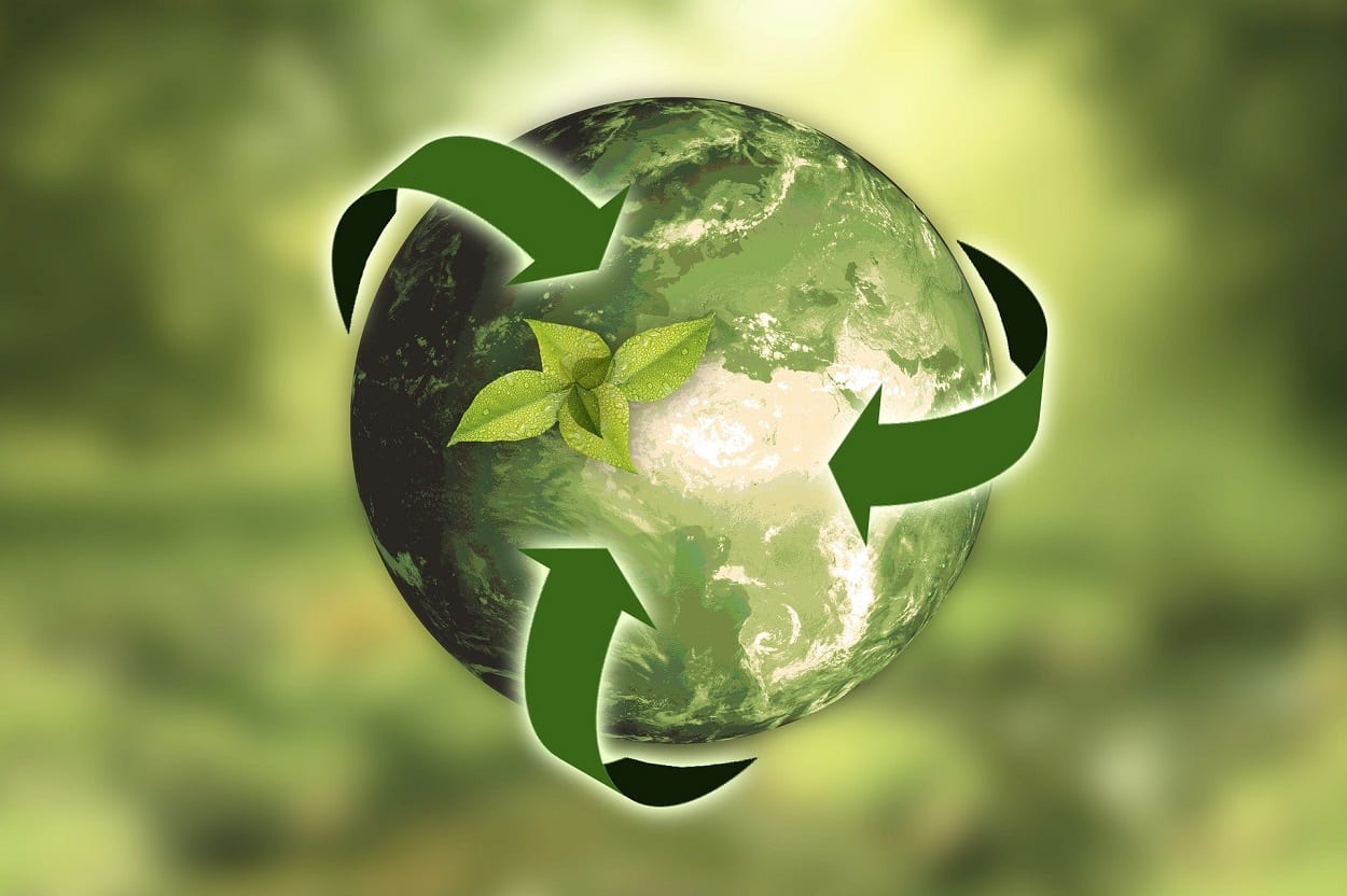 Globo terrestre verde com símbolo de reciclagem e economia circular