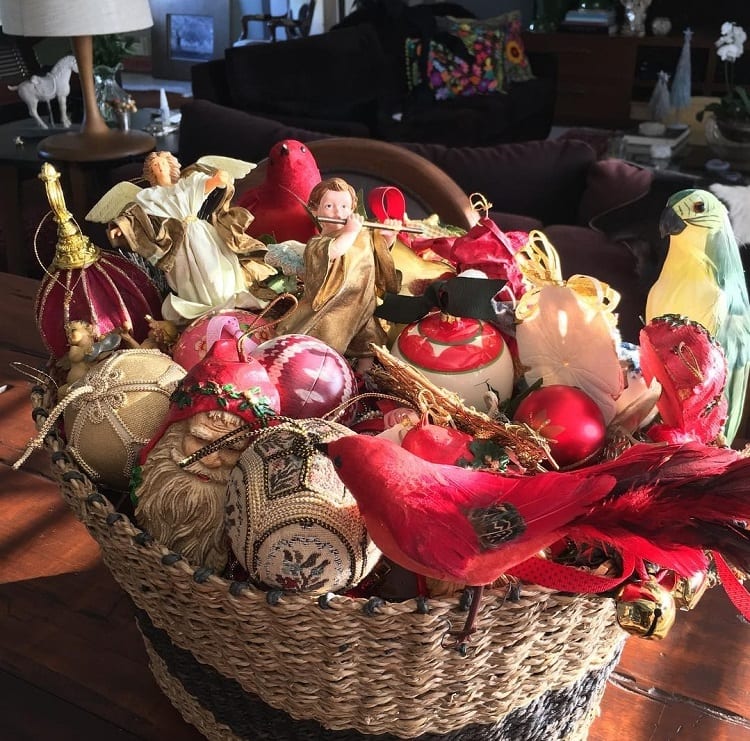 cesta de vime com enfeites natalinos