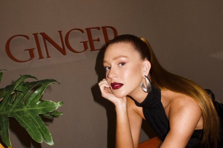 Marina Ruy Barbosa apoiada em balcão de sua loja, Shop GINGER
