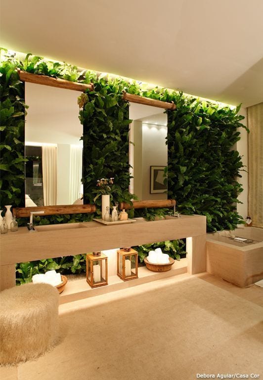 Banheiro com jardim vertical.
