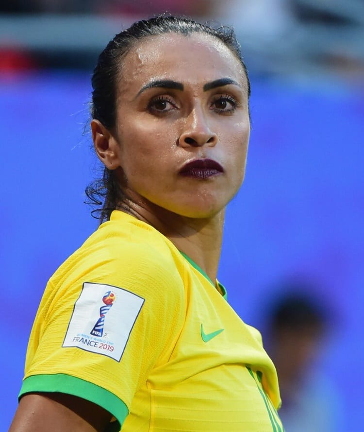 Marta usando batom em jogo de copa mundial. 