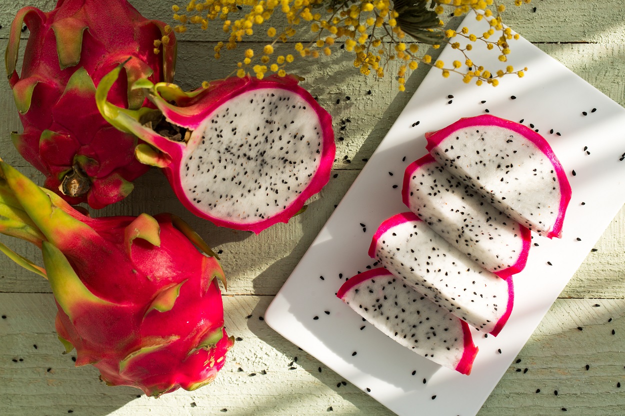 prato branco com fatias de pitaya