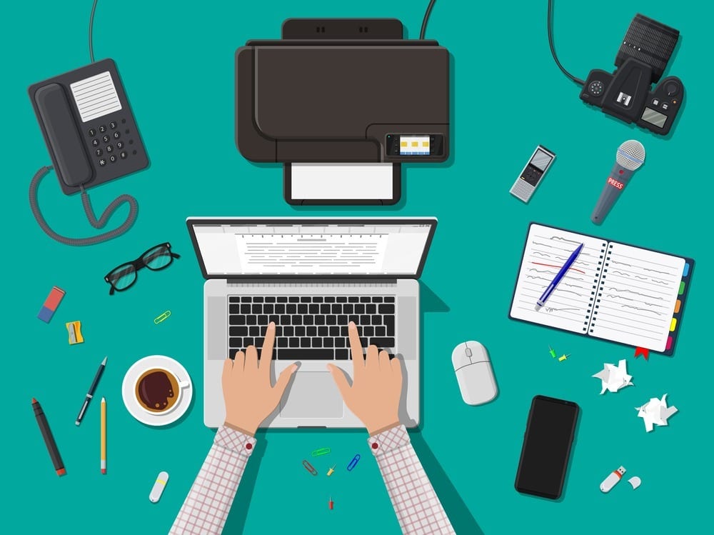 Imagem em desenho de computador, e objetos pessoais de freelancer redator. Imagem ilustrativa de redator freelancer usando notebook