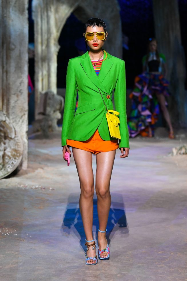 versace coleção verão blazer verde versace coleção verão mulher com blazer verde
