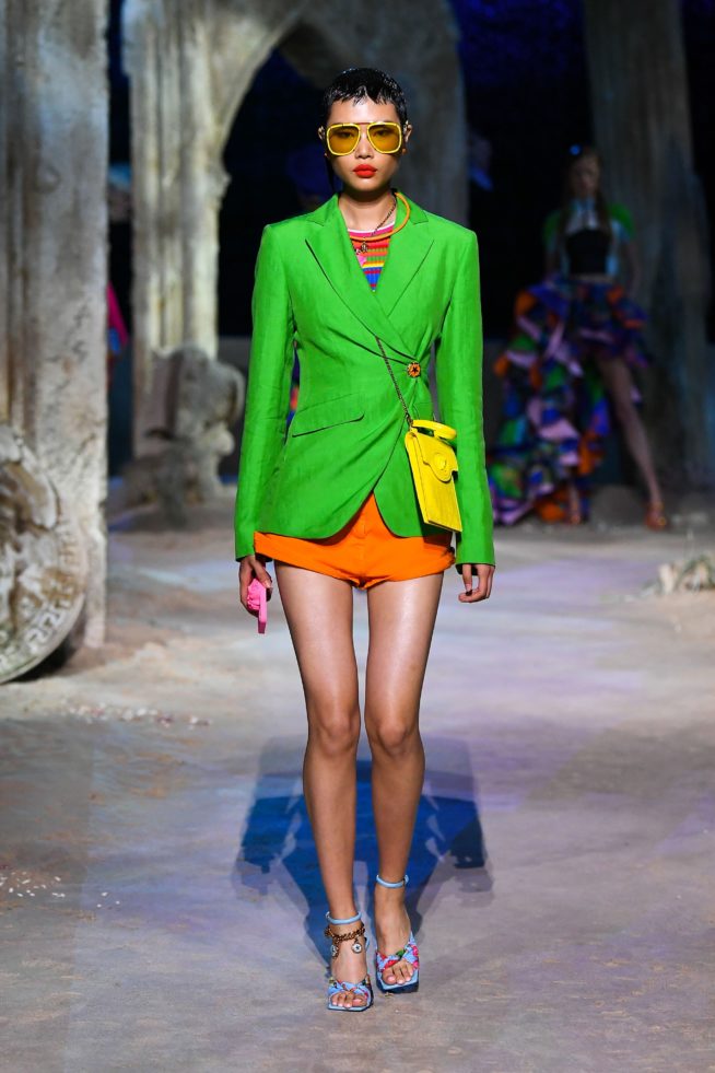 versace coleção verão mulher com blazer verde