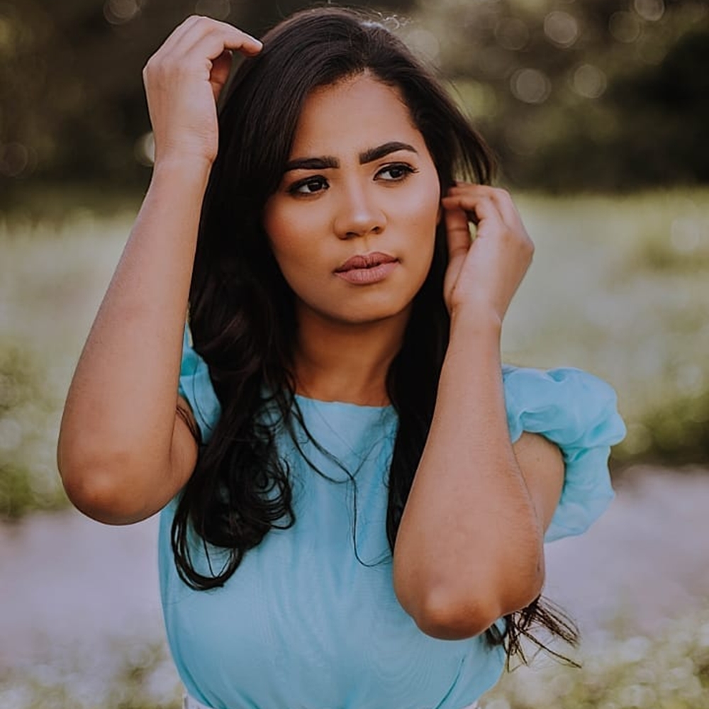 Stefhany Souza de vestido azul Stefhany Souza em gravação de clipe