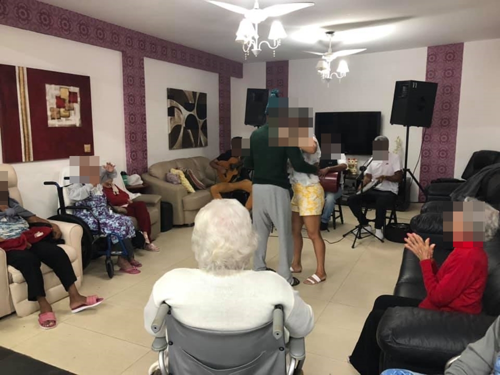 Show ao vivo, dança, idosos em asilo. Idosos alegres dançando com show ao vivo