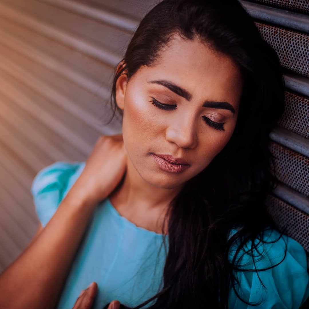 Mulher, cantora gospel em porta de estabelecimento. Stefhany Absoluta em porta.