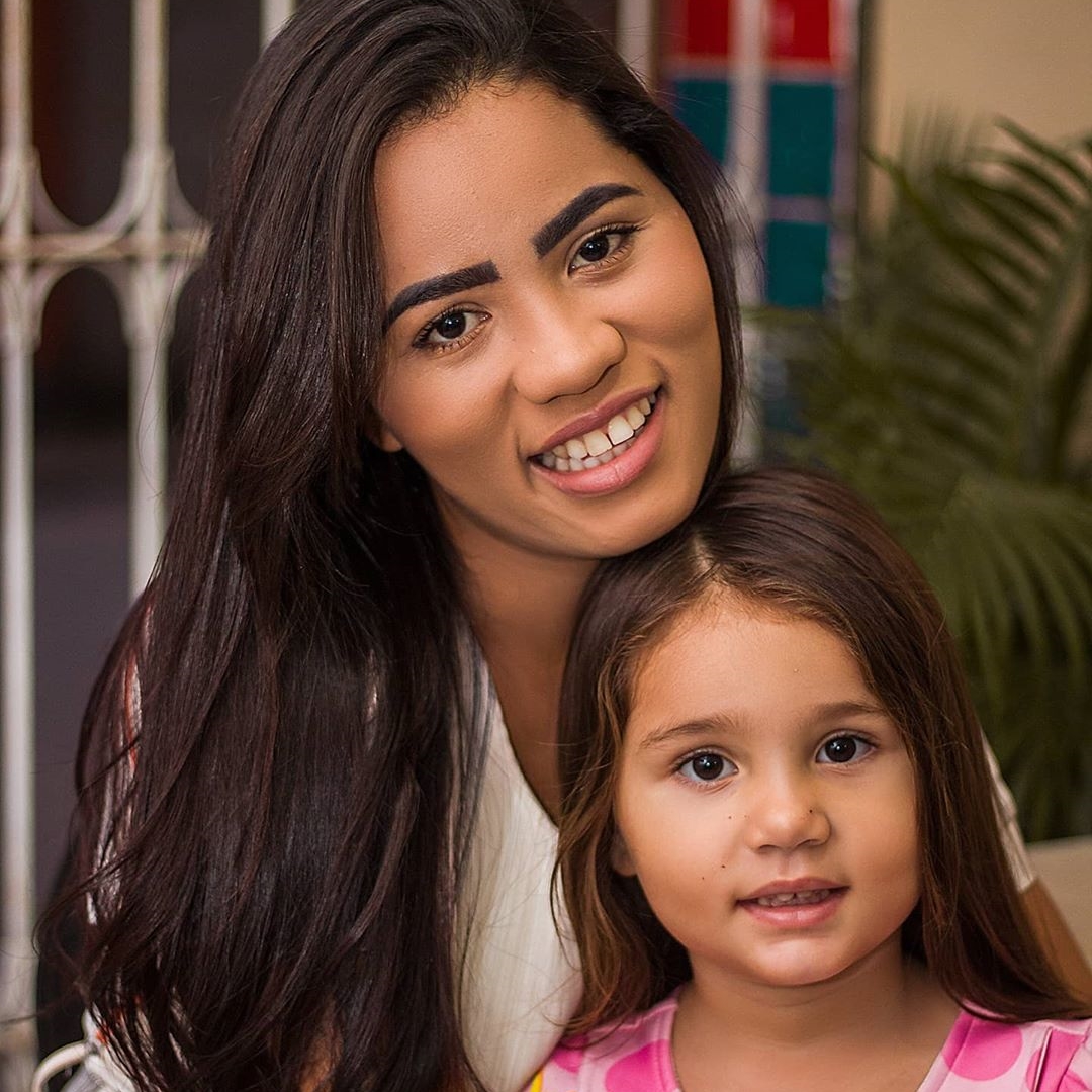 Mãe e filha sorrindo. Stefhany e Deborah Esther. Mãe e filha mostrando o rosto.