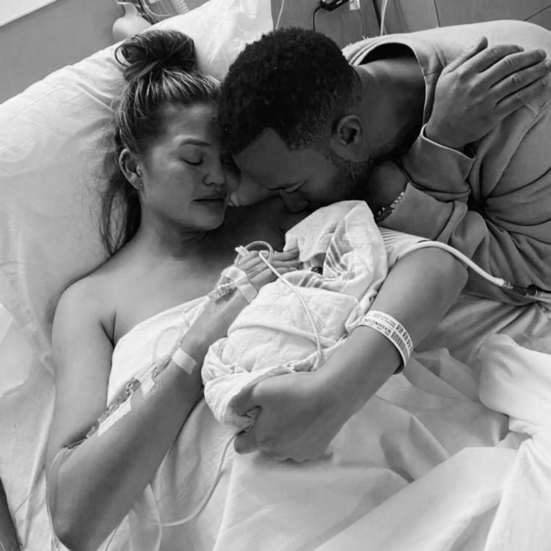 Foto emocionante dos pais segurando o pequeno Jack em hospital.