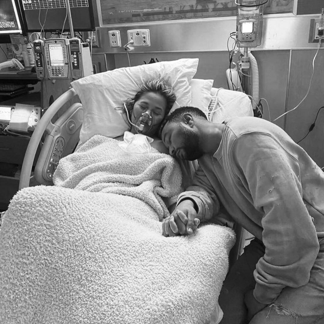 Chrissy Teigen e John Legend em hospital