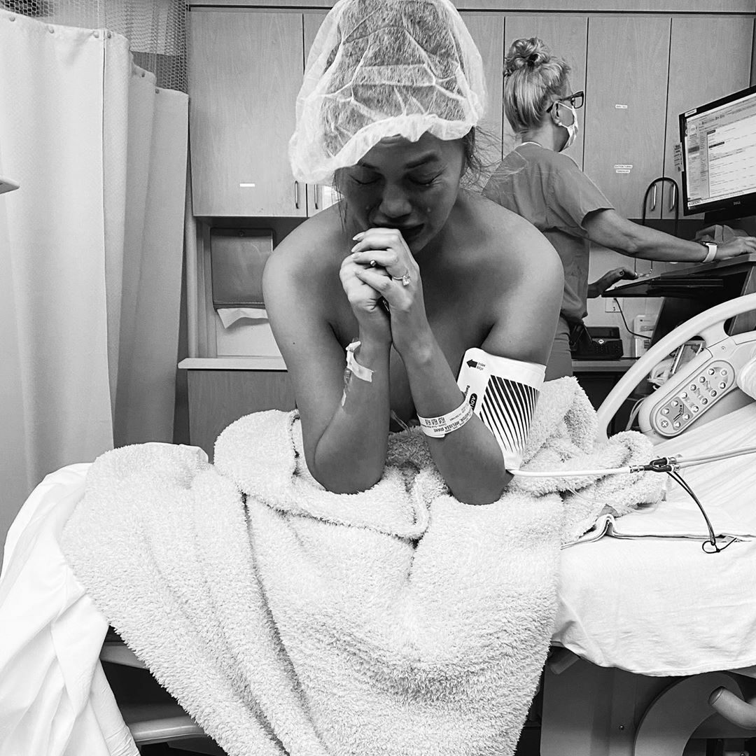 Chrissy Teigen chorando após parto