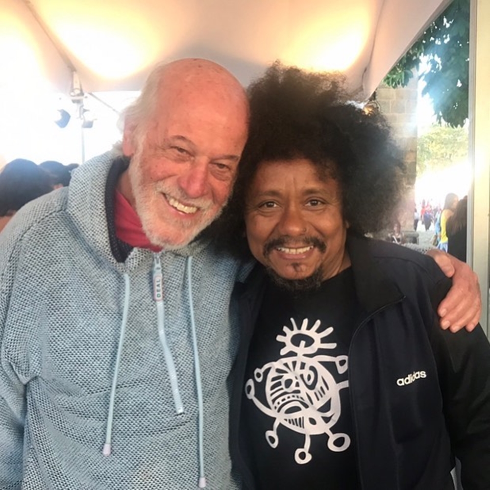 Dois homens se abraçando. Cantores se abraçam em foto.