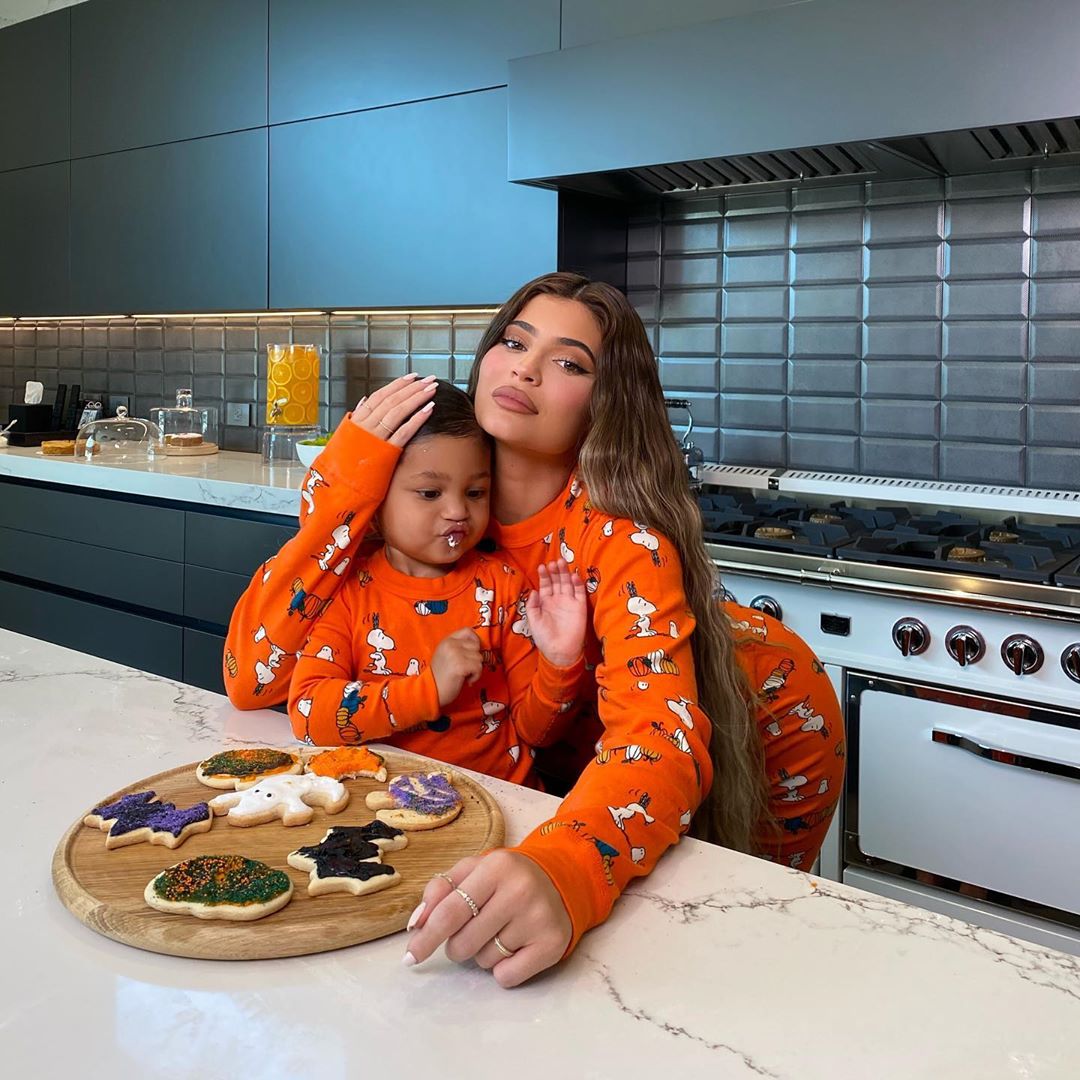 presentes surreais: Foto de Kylie Jenner e sua filha com pijamas.