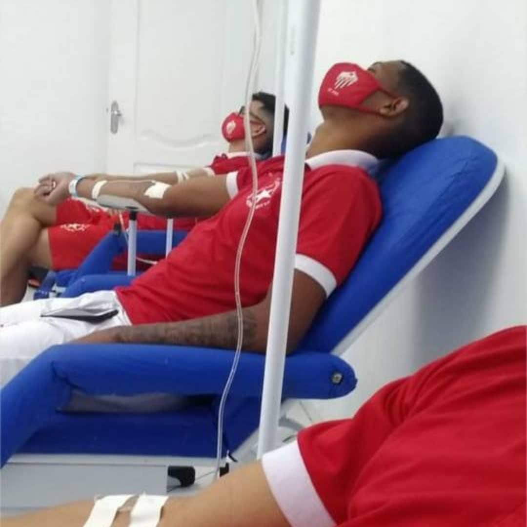 Jogadores hospitalizados. Foto de jogadores da Rio Branco sendo hospitalizados.