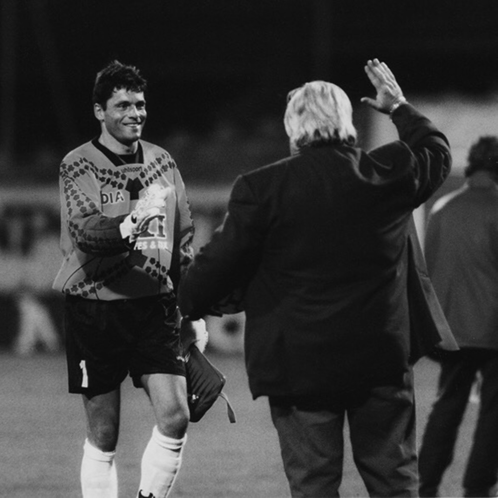 Ex-goleiro Bruno Martini em competição de futebol, foto em preto e branco. Foto de Bruno Martini em competição