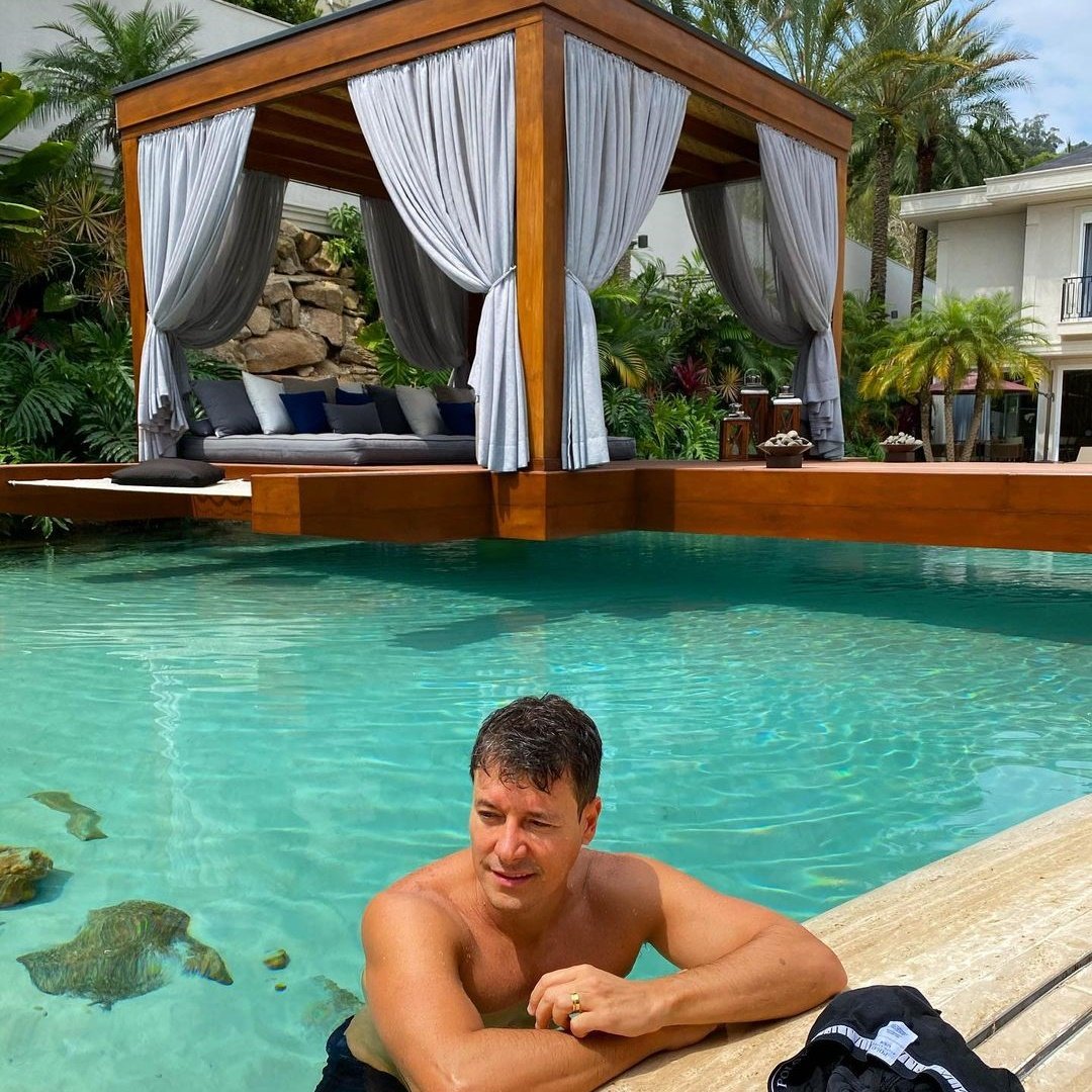 Rodrigo Faro em sua piscina.