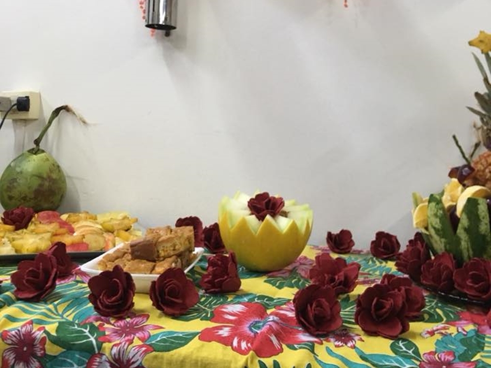 Mesa decorada com rosas e frutas. Bolo e frutas.
