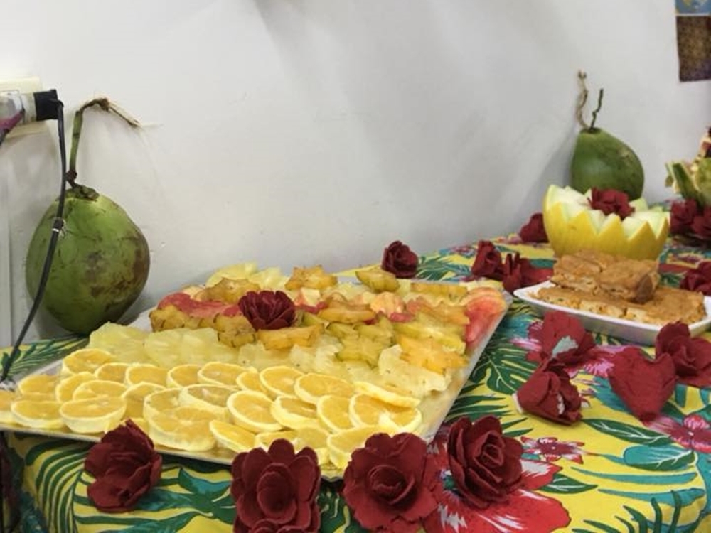 Laranja, abacaxi, coco e bolo, refeição de asilo. Laranja, abacaxi, coco e bolo.