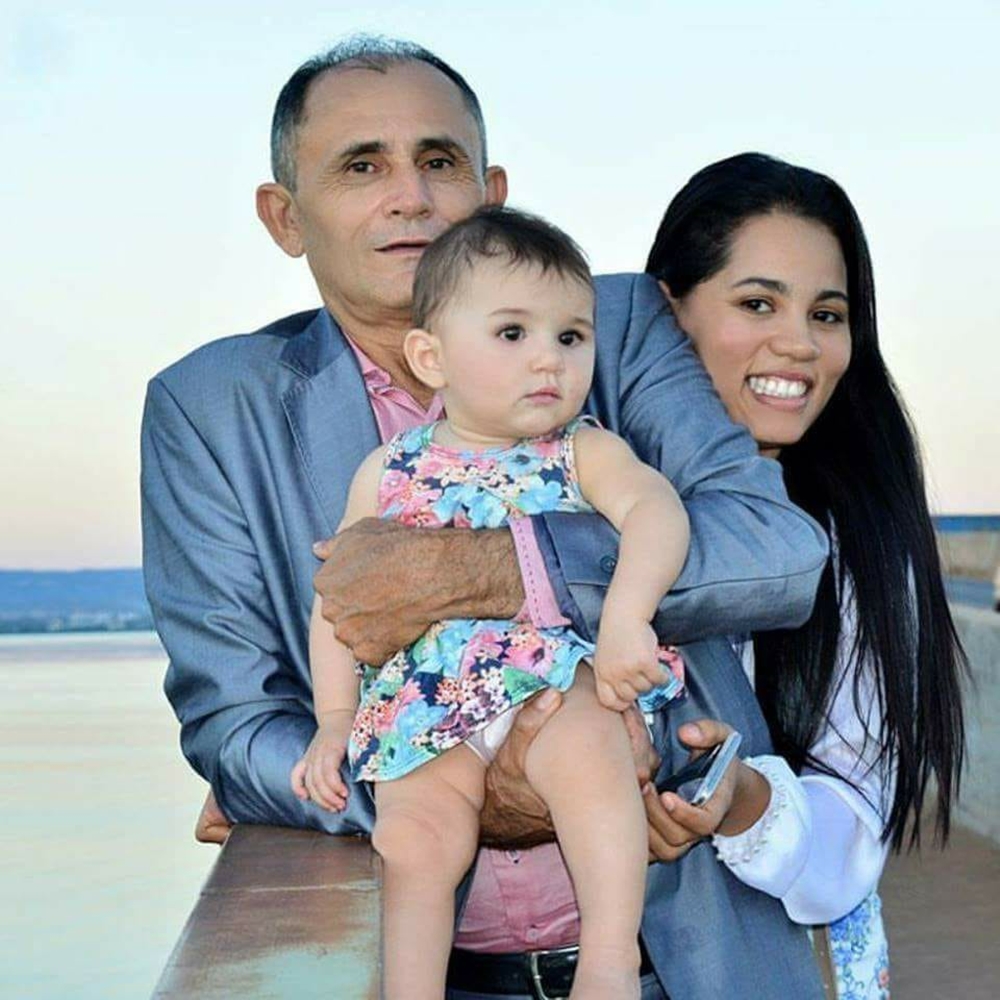 Homem e mulher segurando bebê. Empresário, cantora e filha.