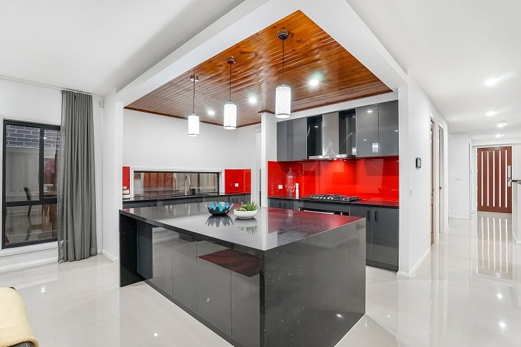 cozinha com armários pretos e azulejos vermelhos