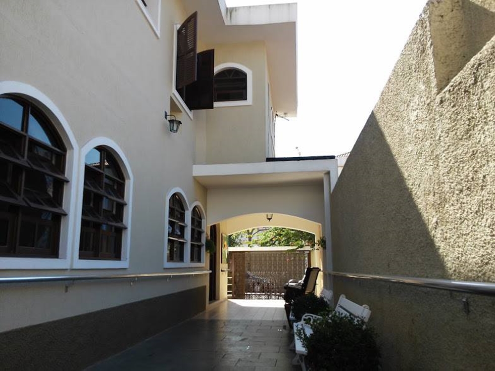 Entrada do asilo Barros Residência para idosos Foto do caminho com vista para as janelas dos quartos