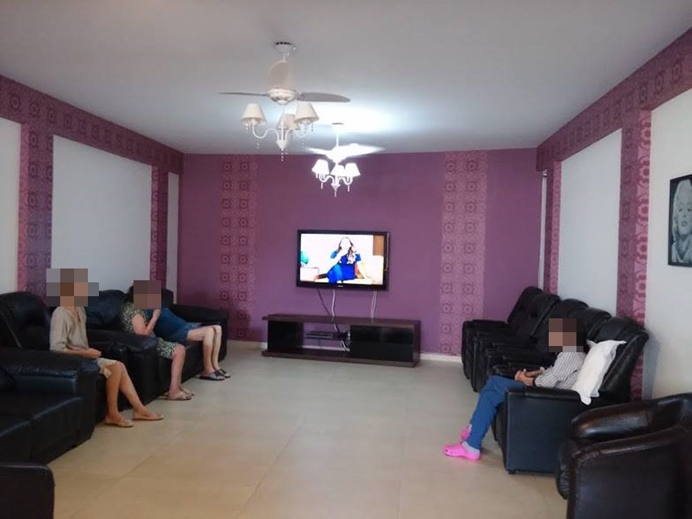 Sala de estar com sofás e televisão