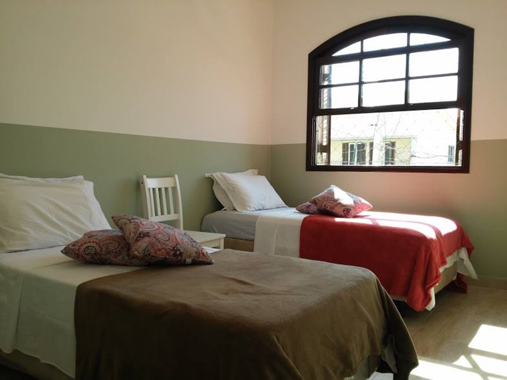 Quarto de asilo com duas camas. Quartos com dois leitos.