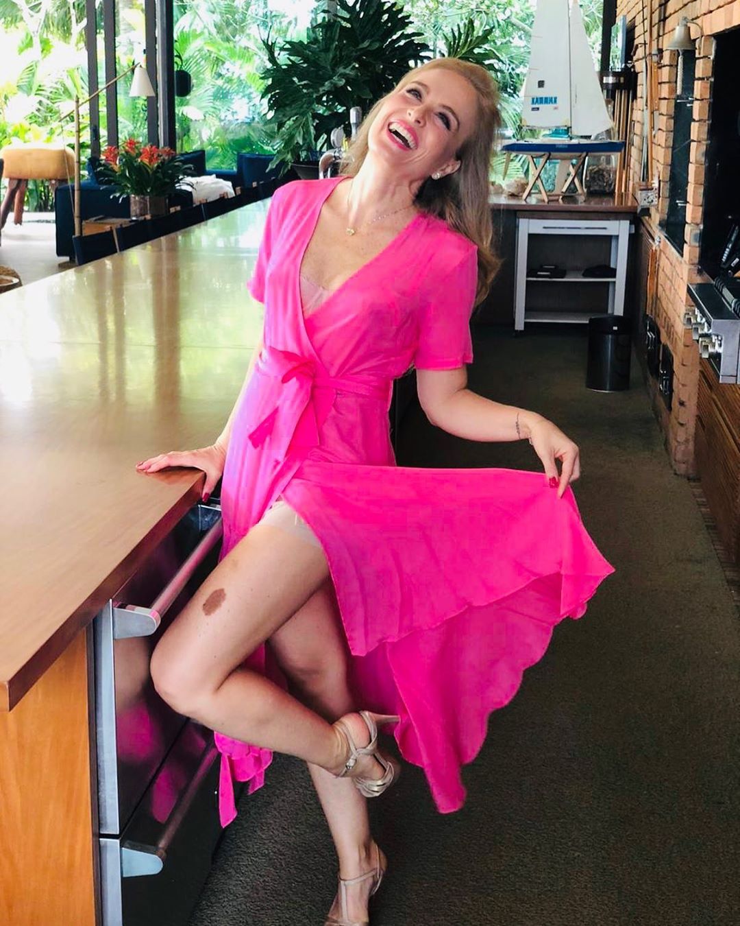 Angélica sorridente de vestido pink.