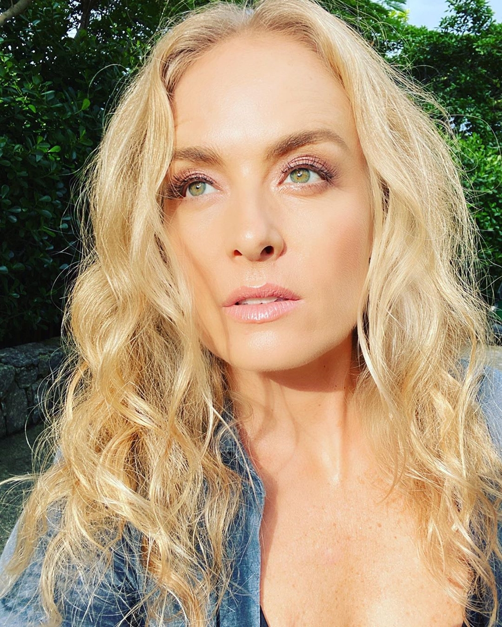 Angélica loira, foto em destaque dos olhos verdes. Foto de Angélica em destaque nos olhos verde.
