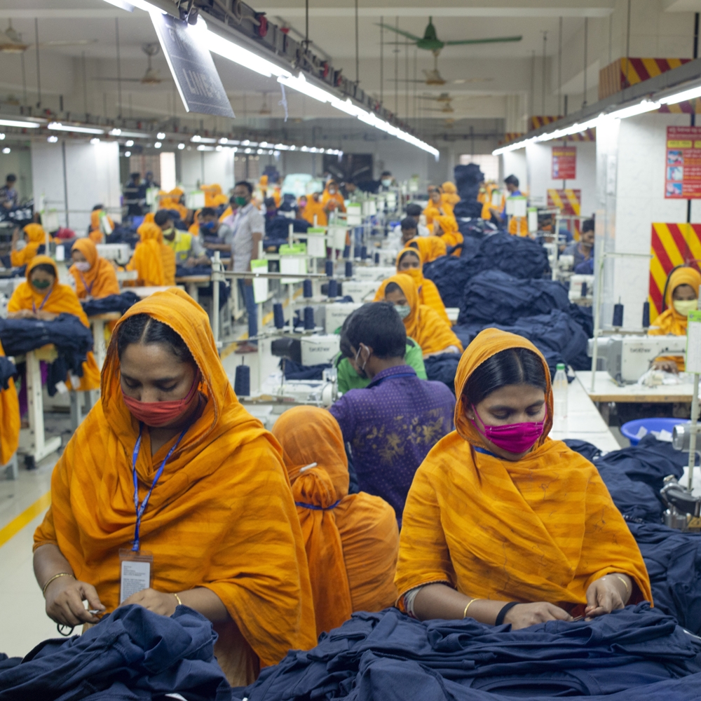Mulheres trabalhando em produção de roupas.