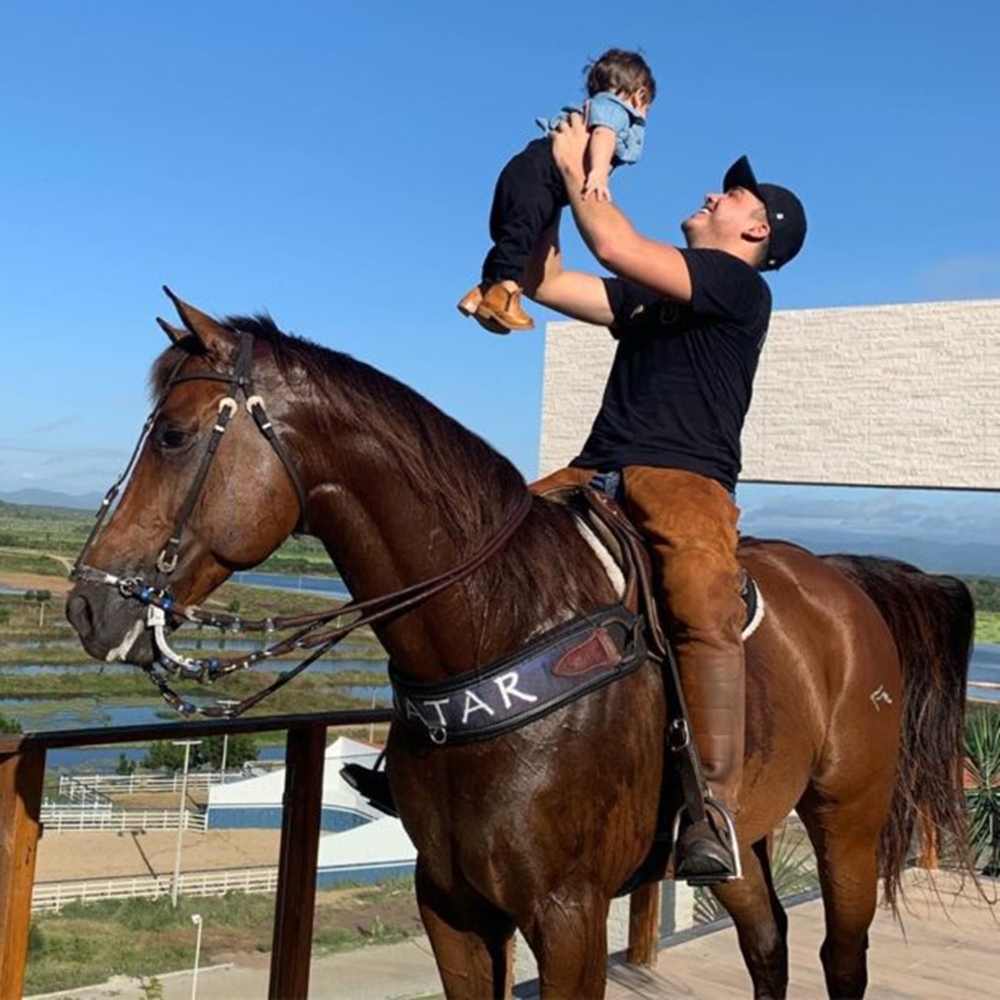 Foto de Wesley e filho caçula em cavalo 