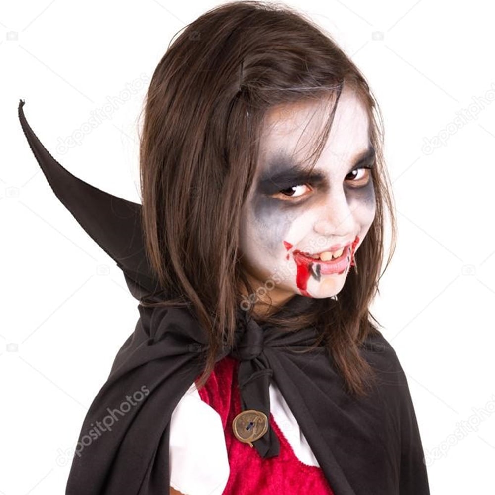 Menina com maquiagem de vampira - Halloween em casa