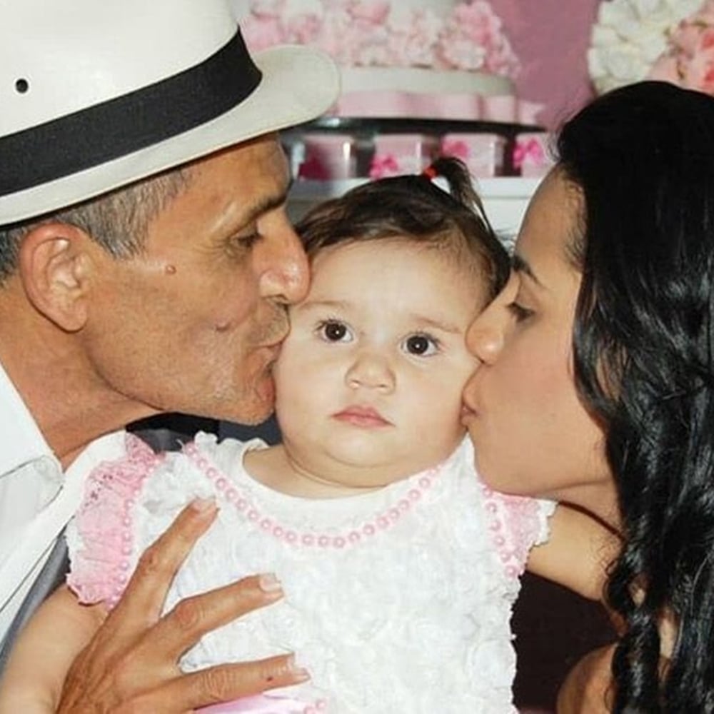 Stefhany Absoluta e Ricardo beijando rosto da filha.