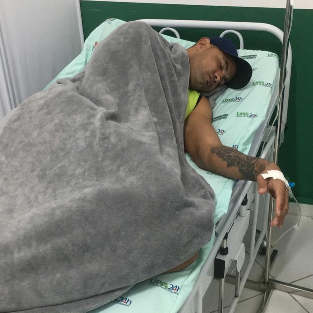 Jogador de futebol hospitalizado. Goleiro Bruno deitado em cama de hospital