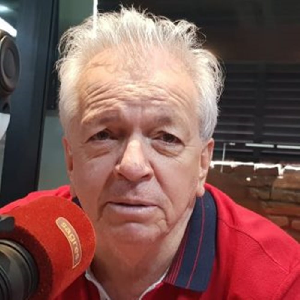 Adolfo Campos fazendo trabalho como locutor em rádio de Goiânia. 