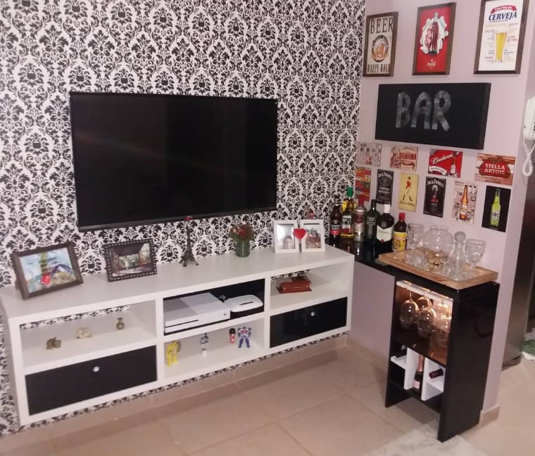 Sala com bar e papel de parede