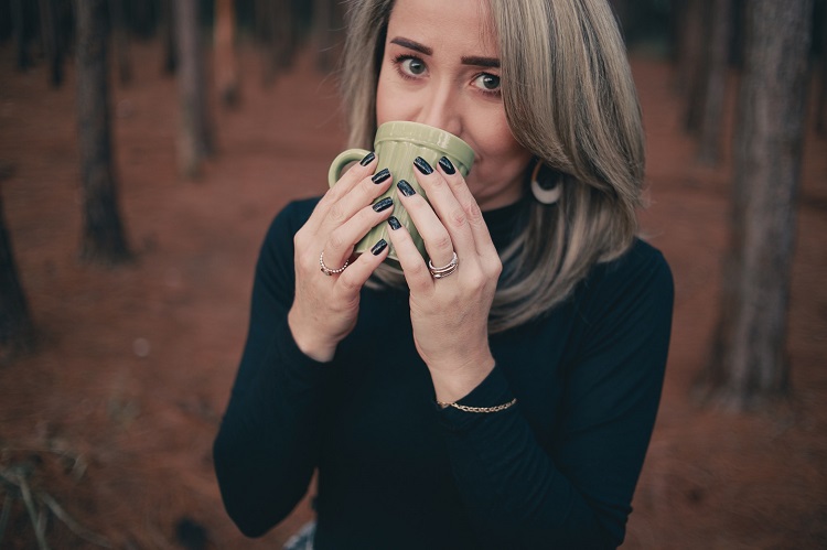 mulher de cabelos grisalhos tomando chá