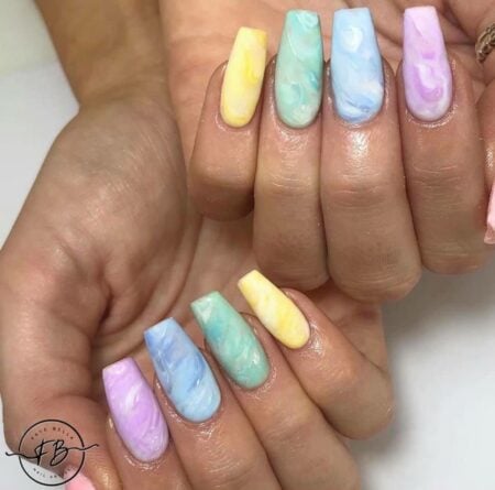 Unhas tie-dye: manicure das famosas ensina a fazer nail art