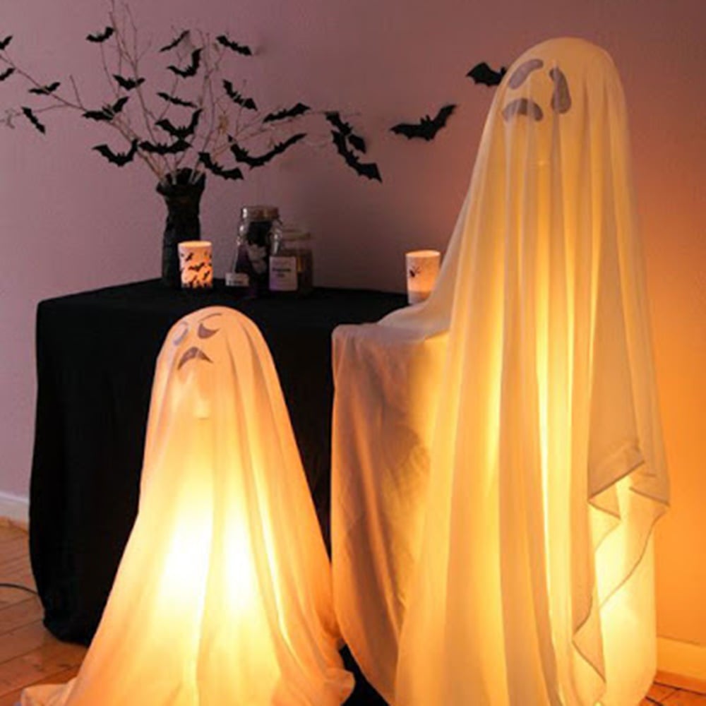 Fantasma feito com bexiga com gás hélio, lençóis e luzes.
