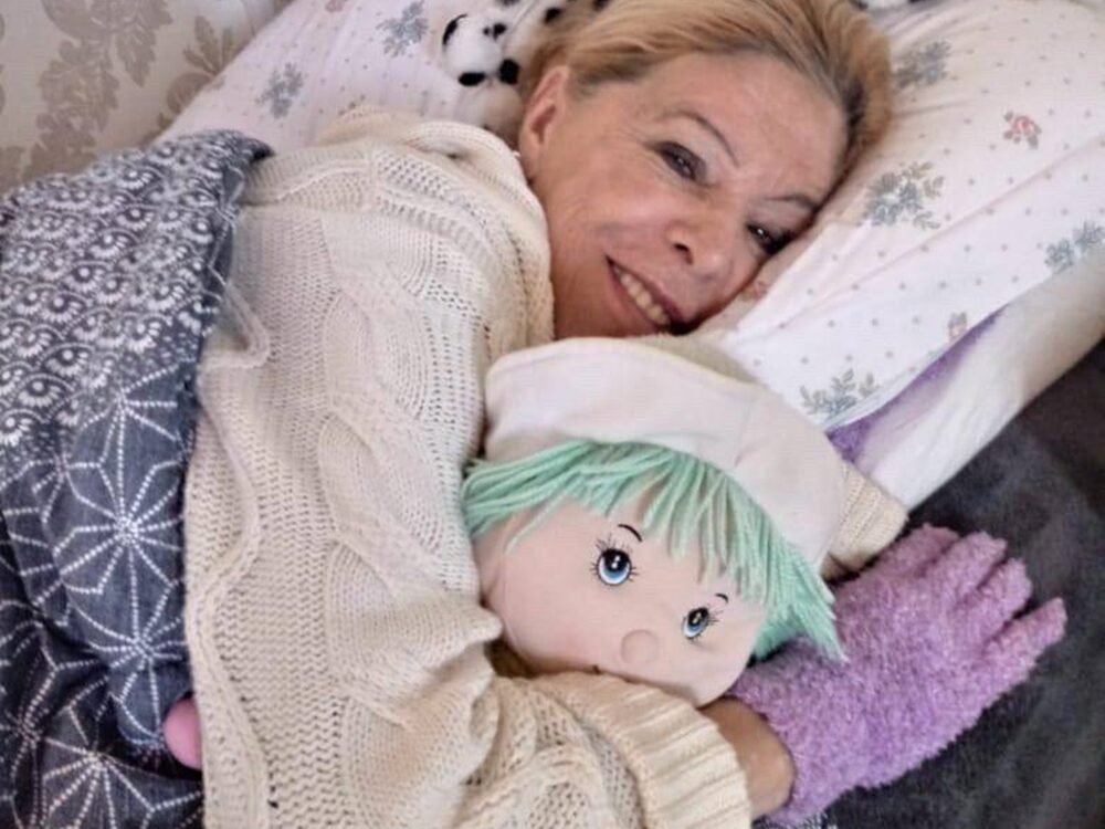 Vanusa na cama com boneca Vanusa