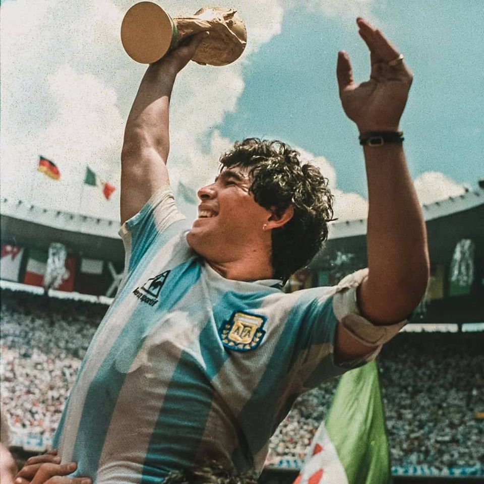 Diego Maradona levantando taça.