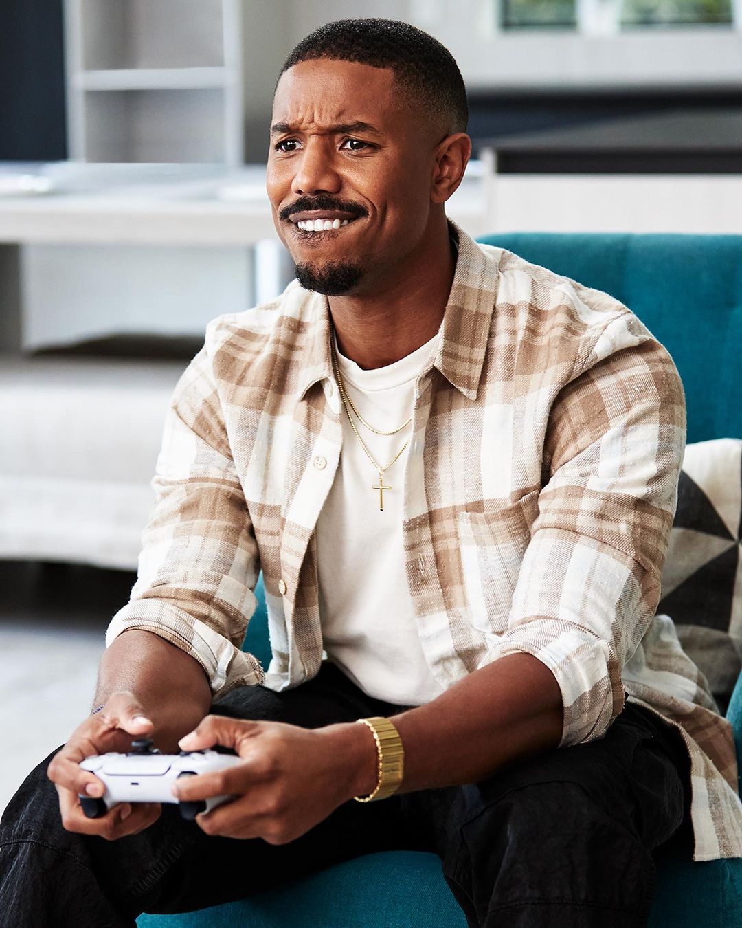 Michael B. Jordan jogando Playstation 5 B. Jordan jogando Playstation 5.