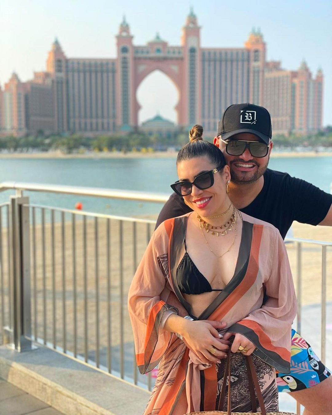 Cantora e esposo de frente para o hotel Atlantis The Palm em Dubai 