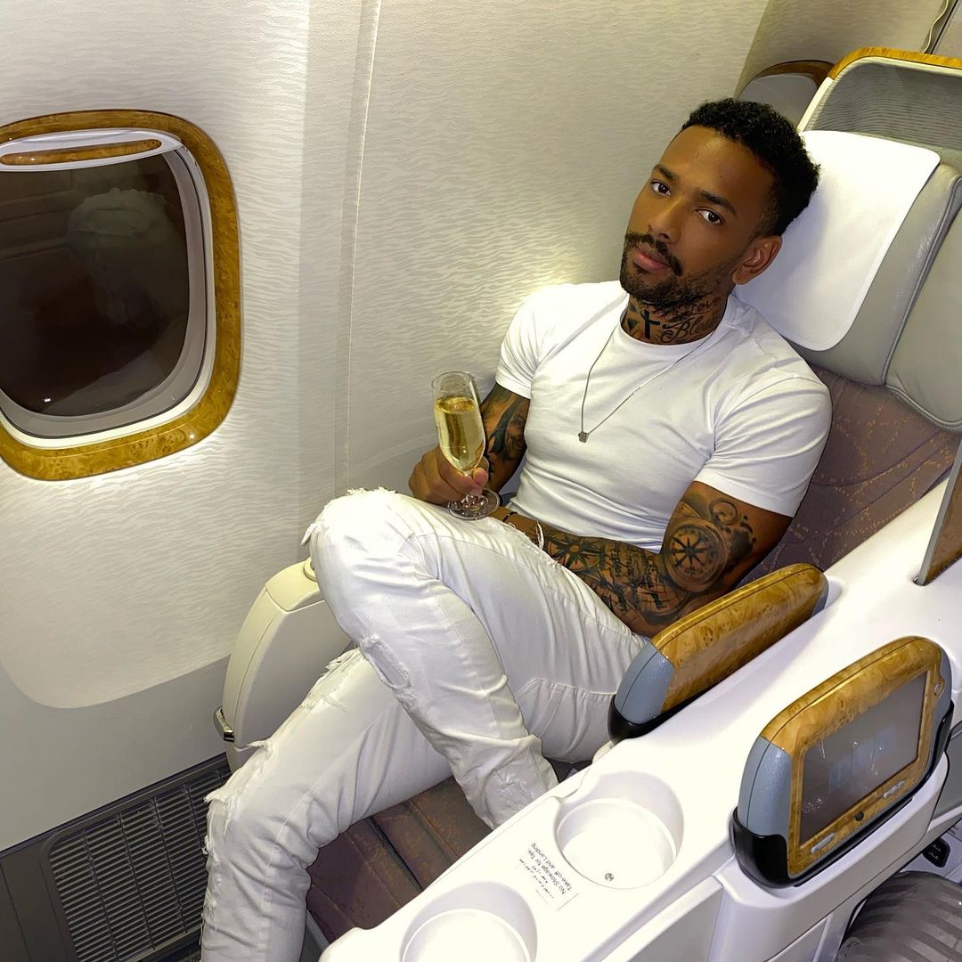 Borel a destino de Dubai, tomando champanhe. Borel a destino de Dubai, tomando champanhe.