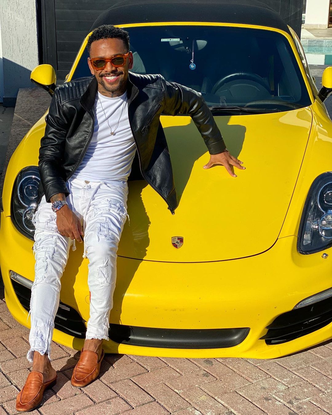 Cantor Nego do Borel em Porshe 218 spyder amarelo. Cantor Nego do Borel em Porshe 218 spyder.