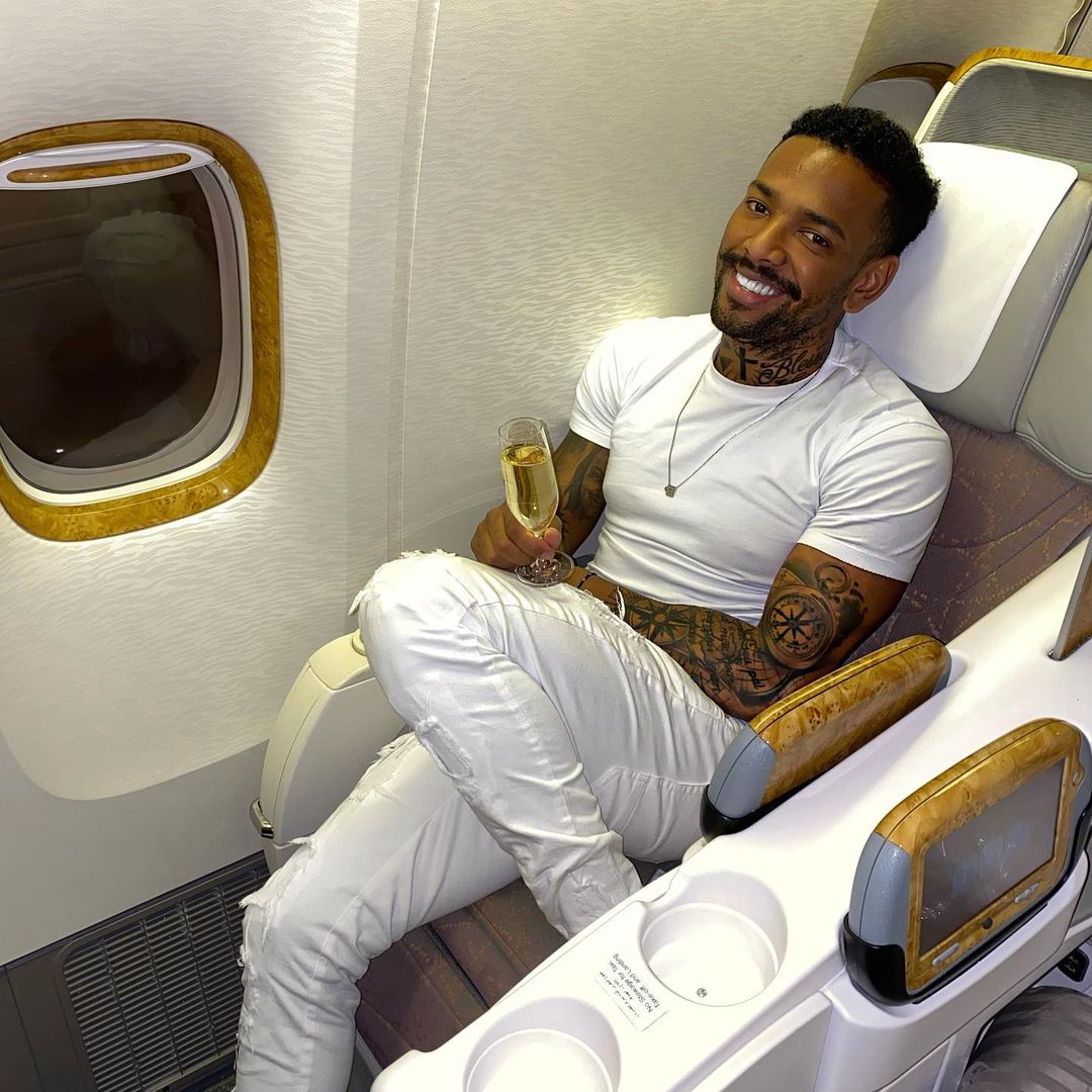 Nego do Borel tomando champanhe em avião. Nego do Borel tomando champanhe em avião.