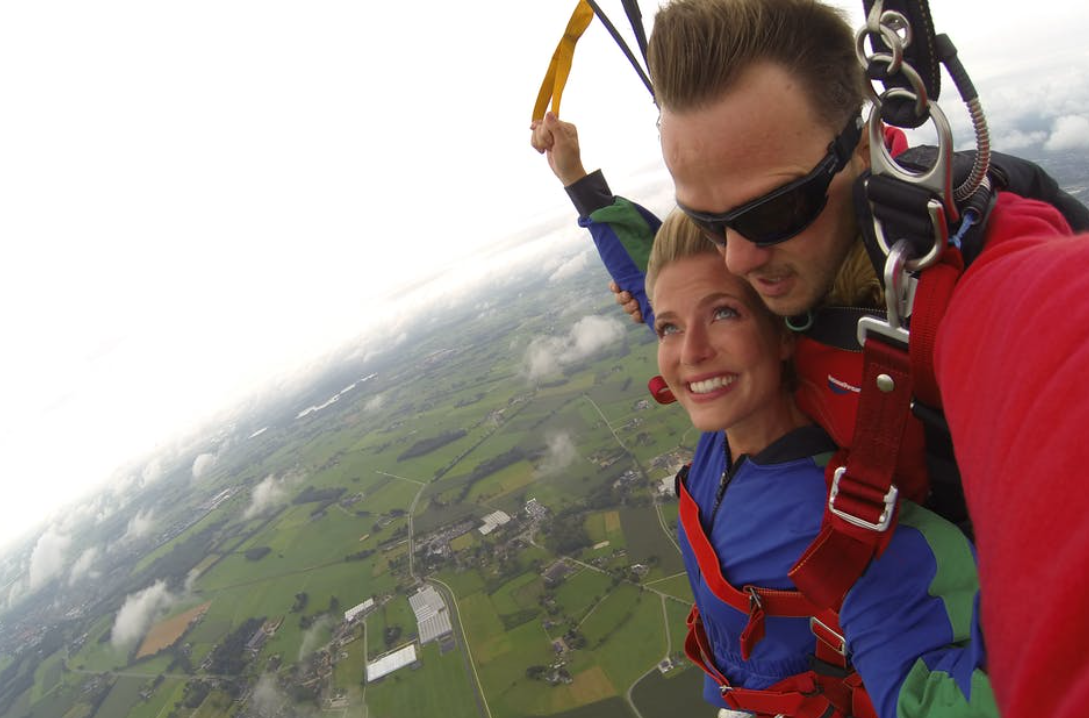 foto tumblr de casal saltando de paraquedas
